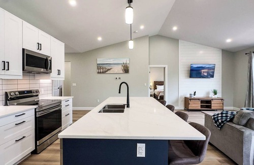 Bayfield Cottage | Adore the Shore - King Bed!