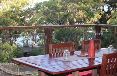 Smiths Lake House | Adrift in the tree tops On the lake by the sea