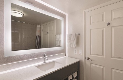 Arlington Hotel | Adventure Awaits: Comfy Retreat Near Arlington's Top Attractions!