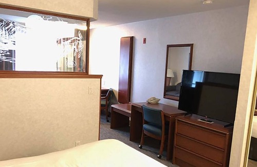 Altamont House | Adventure Awaits! Modern Unit, Hot Tub, Pool and Gym