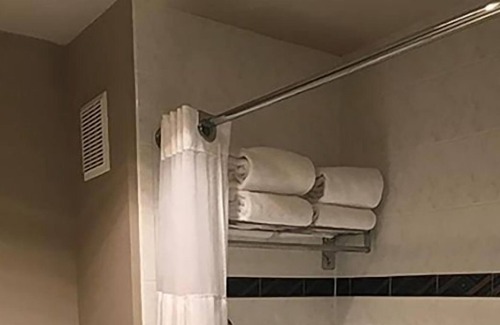 Altamont House | Adventure Awaits! Modern Unit, Hot Tub, Pool and Gym