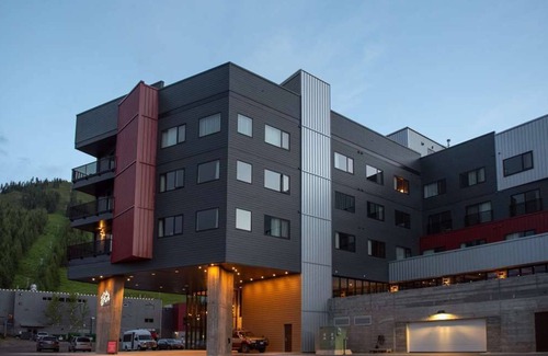 Rossland House | Adventure Basecamp | Cozy, Elegant & Ski-Friendly | Steps to Red Mountain Resort