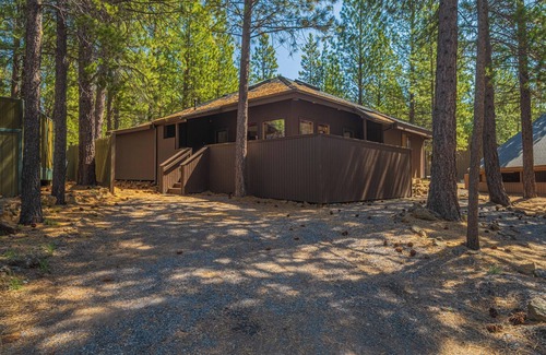 Sunriver House | Adventure Basecamp with Hot Tub, BBQ & A/C