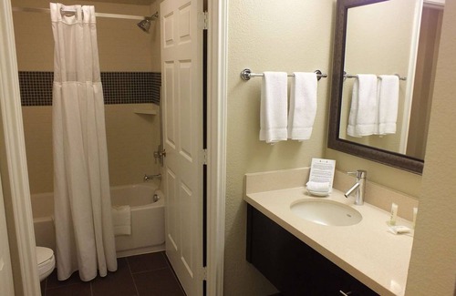 Las Colinas Hotel | Adventure Trip! Minutes’ Walk from Thomas Jefferson Park! 2 Spaces, Parking!