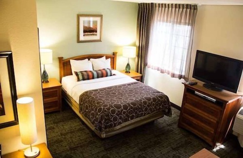 Las Colinas Hotel | Adventure Trip! Minutes’ Walk from Thomas Jefferson Park! 2 Spaces, Parking!