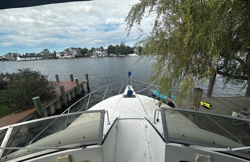 Amityville House | Adventurer’s Haven: Discover a Stunning Waterfront Escape in Amityville!