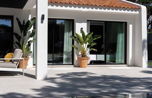 Cabo Roche House | Aenea, espacio y confort a menos de 600m de la playa
