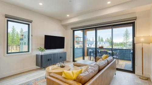 Bend House | Aerie Chic 4 Unit Buyout 10BDR Hot Tub Mountain Views Mins to Downtown
