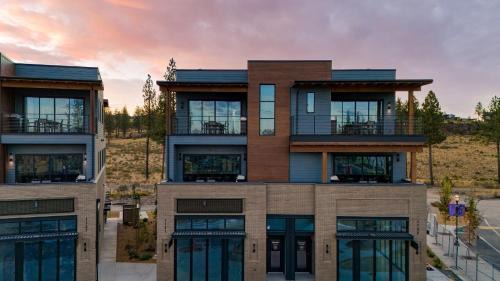 Bend House | Aerie Chic 4 Unit Buyout 10BDR Hot Tub Mountain Views Mins to Downtown