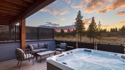 Bend House | Aerie Chic 4 Unit Buyout 10BDR Hot Tub Mountain Views Mins to Downtown