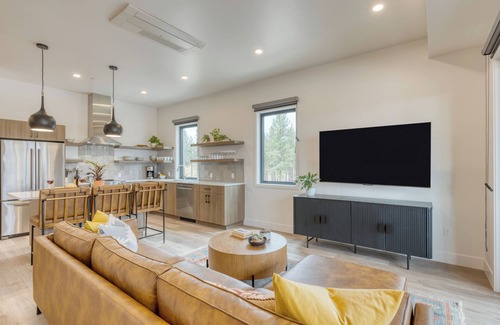 Bend House | Aerie Modern 4 Unit Buyout | 4 Units w/Hot Tub + Mountain Views | Near Downtown