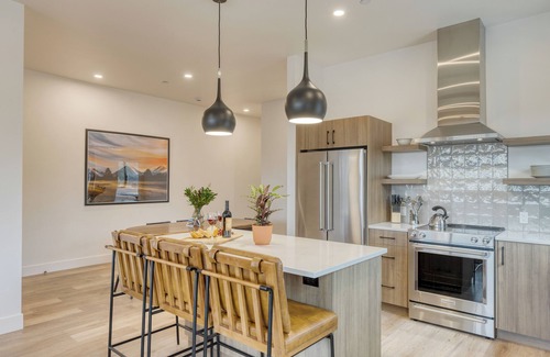 Bend House | Aerie Sleek 6 Unit Buyout | 6 Units, 15BDR | Deck, Hot Tub, Views, Near Old Bend