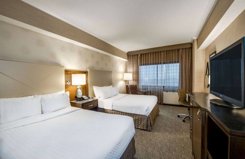 White Plains Resort | Affordability Meets Comfort! Close to Jacob Purdy House, Free Airport Shuttle!