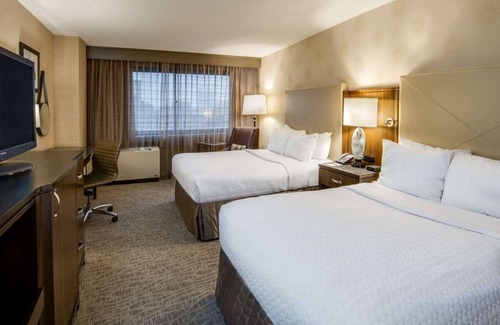 White Plains Resort | Affordability Meets Comfort! Close to Jacob Purdy House, Free Airport Shuttle!