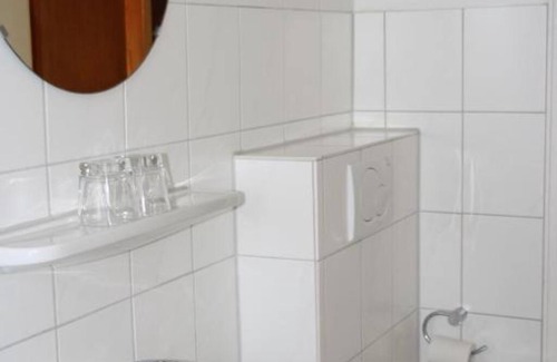 Neuwerk Hotel | 🔧 Affordable accommodation for craftsmen - single room near the highway!
