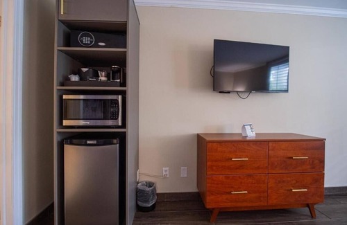 Ocala Apartment | Affordable Getaway! 2 Relaxing Units with Free Parking & Breakfast, Onsite Pool!