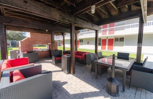 Ocala Apartment | Affordable Getaway! 2 Relaxing Units with Free Parking & Breakfast, Onsite Pool!
