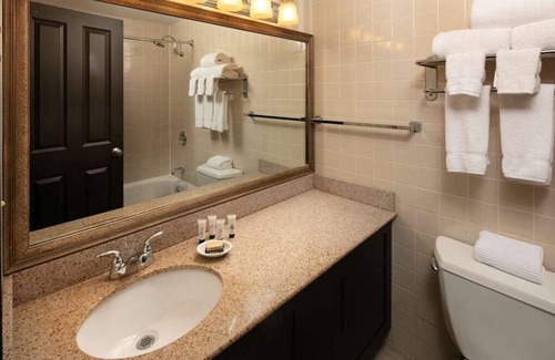 Wilburton Hotel | Affordable Lodging! Breakfast Included! Near Meydenbauer Bay Park! Pets Allowed!