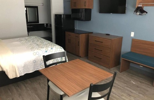 San Antonio Hotel | Affordable Studio w/Kitchenette Near The Alamo – Ideal for Explorers w/Parking