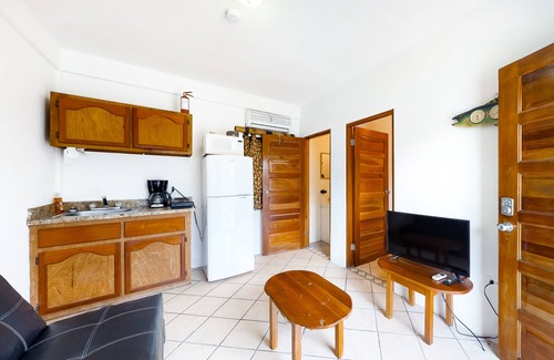 Caye Caulker House | Affordable Suite on Gated Property with Rooftop Deck, WiFi, AC, and Shared Pool
