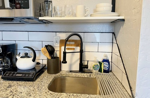 Central Oklahoma City Apartment | Affordable Suite | $1500/month #20B | Kitchenette + Queen Bed