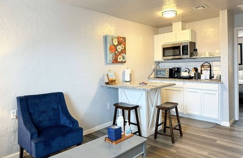 Central Oklahoma City Apartment | Affordable Suite | $1500/month #20B | Kitchenette + Queen Bed