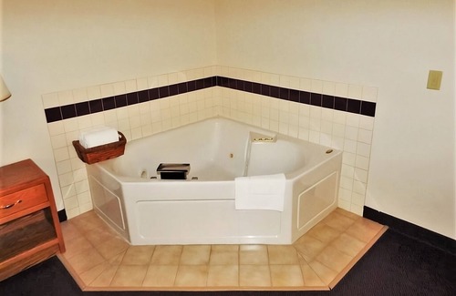 Thorp House | Affordable Wisconsin Getaway! Free Parking and Breakfast, Near Conway Park!