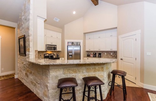 Fredericksburg Cottage | Agape Back Cottage sleeps 5 to 8 property sleeps up to 14, 50A EV charging plug.