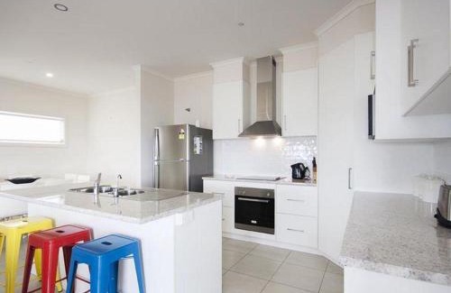North Beach House | Agape Holiday Home with Pool table ,NBN Internet