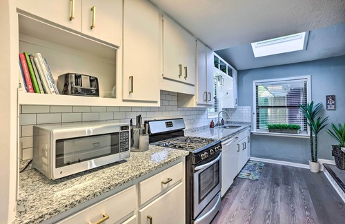 North Garden Acres Cottage | Aggie Game Day Retreat ~ 1 Mi to Texas A & M!