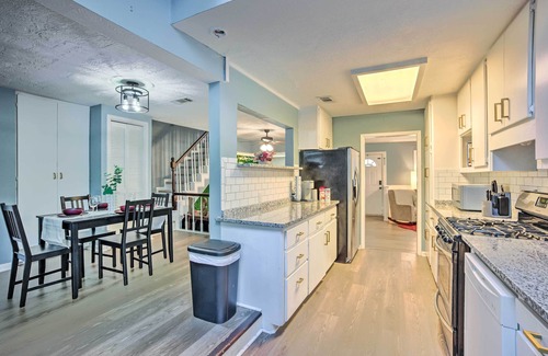 North Garden Acres Cottage | Aggie Game Day Retreat ~ 1 Mi to Texas A & M!