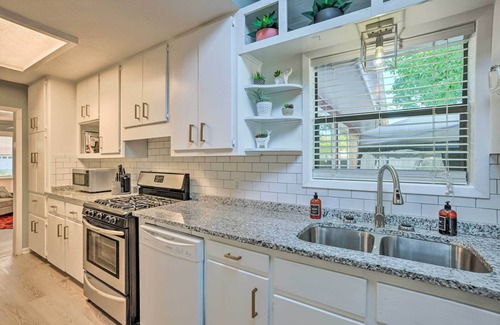 North Garden Acres Cottage | Aggie Game Day Retreat ~ 1 Mi to Texas A & M!