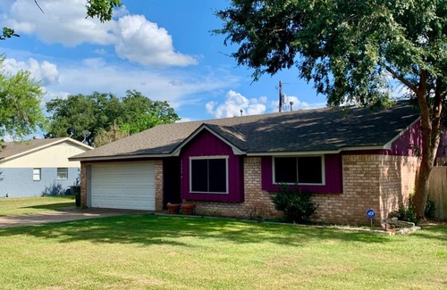 Windover East House | AggieLand Vacation House! Charming 3-BR 2-BA only 3 miles from Texas A&M Campus