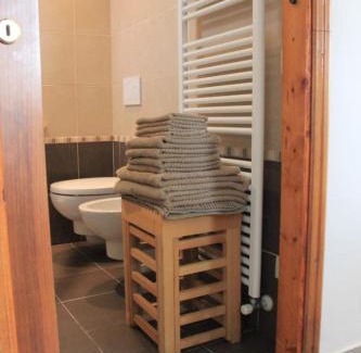 Domodossola House | Agli Chalet Bosco- parcheggio e colonnina ricarica auto elettrica con supplemento