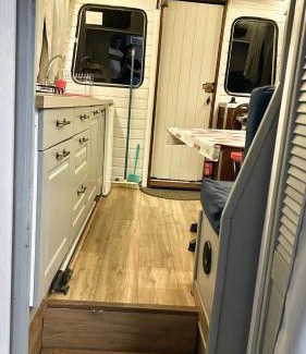 Montertelot Boat Rental | Agréable bateau péniche