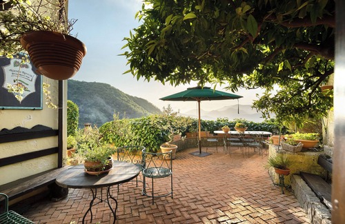 Fisciano Apartment | Agriturismo 'Suite With View of Vesuvius' with Mountain View, Wi-Fi and Air Conditioning