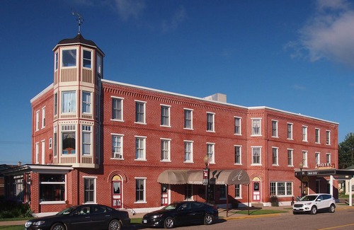 Wabasha Hotel | AH #18 · AH #18 King/Jacuzzi Suite/Fridge/Micro