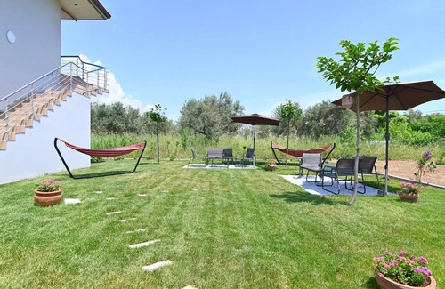 Asprovalta Apartment | Aigli Garden Getaway, Escape Close to Vrasna Beach