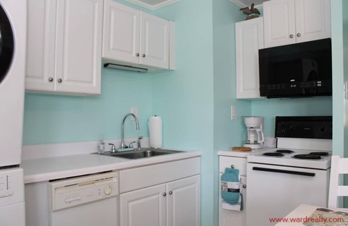 Ocean City Beach Condo | Aint Dat A Beach I - 1BR Lower Unit on the 2nd Row