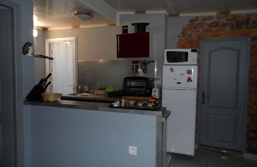 Villeneuve-les-Avignon Villa | Air-conditioned 2-bedroom house large swimming pool from 12pm to 7pm pets welcome