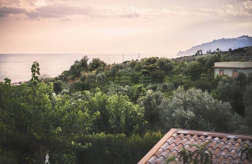 Nizza di Sicilia Ski Chalet | Air-conditioned chalets with a swimming pool, Wi-fi, TV, washing machine, family and animals