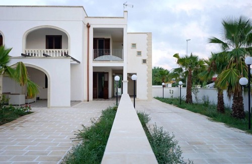 Roca Vecchia Villa | Air-Conditioned Apartment Near the Beach with Spacious Balcony & Garden