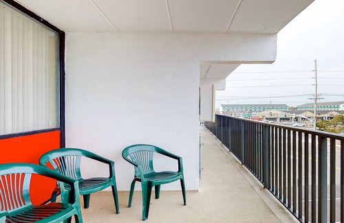 North Ocean City Condo | Air-conditioned condo with private laundry - walk to the beach & Northside Park