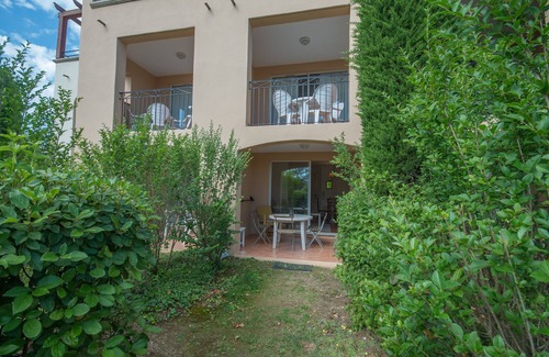 Mallemort Apartment | Air conditioned garden flat in the Pont Royal Golf, calm in beautiful setting.