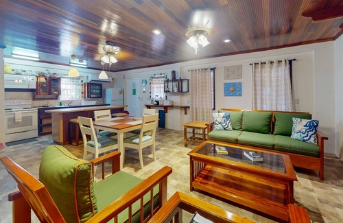 San Pedro House | Air-conditioned suite with WiFi and a shared pool/terrace - walk to the beach