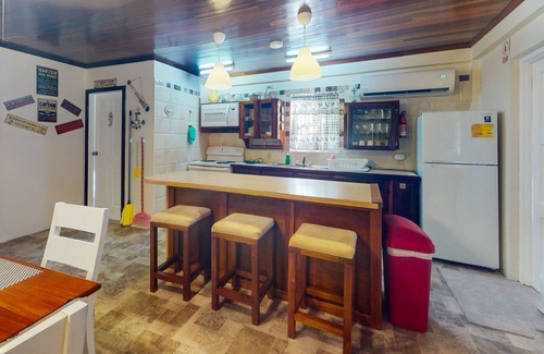 San Pedro House | Air-conditioned suite with WiFi and a shared pool/terrace - walk to the beach