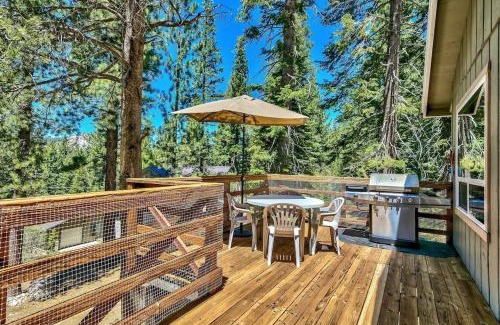 Country Club Estates House | Air-Conditioned Tahoe Cabin - Foosball - Forest Views