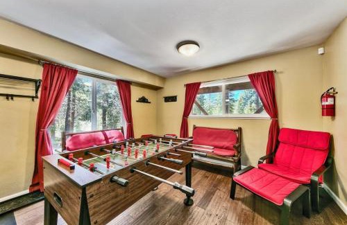 Country Club Estates House | Air-Conditioned Tahoe Cabin - Foosball - Forest Views