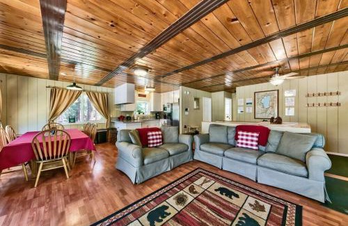 Country Club Estates House | Air-Conditioned Tahoe Cabin - Foosball - Forest Views