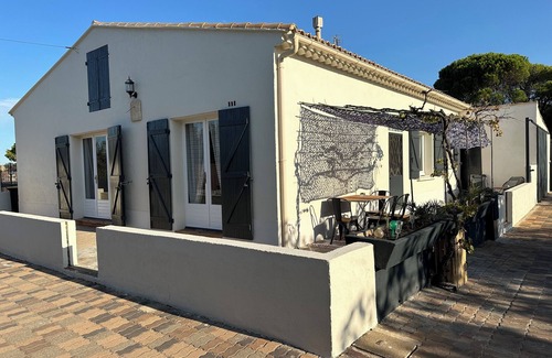 Le Grau-dʼAgde Villa | Air-conditioned villa/pool, quiet and shady, close to the sea, ideal for families